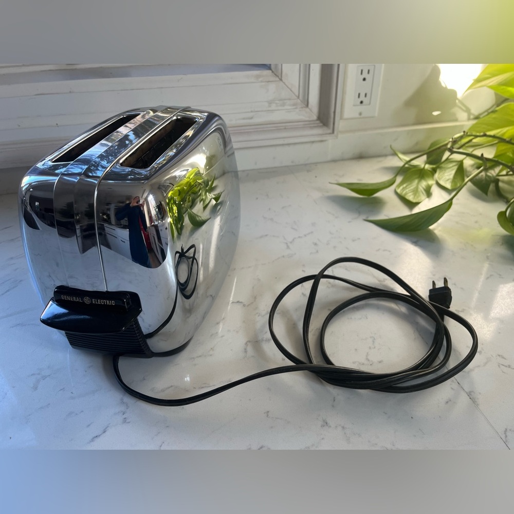 General Electric GE 1950s Chrome Automatic Toaster Model T32A. Made in Canada.